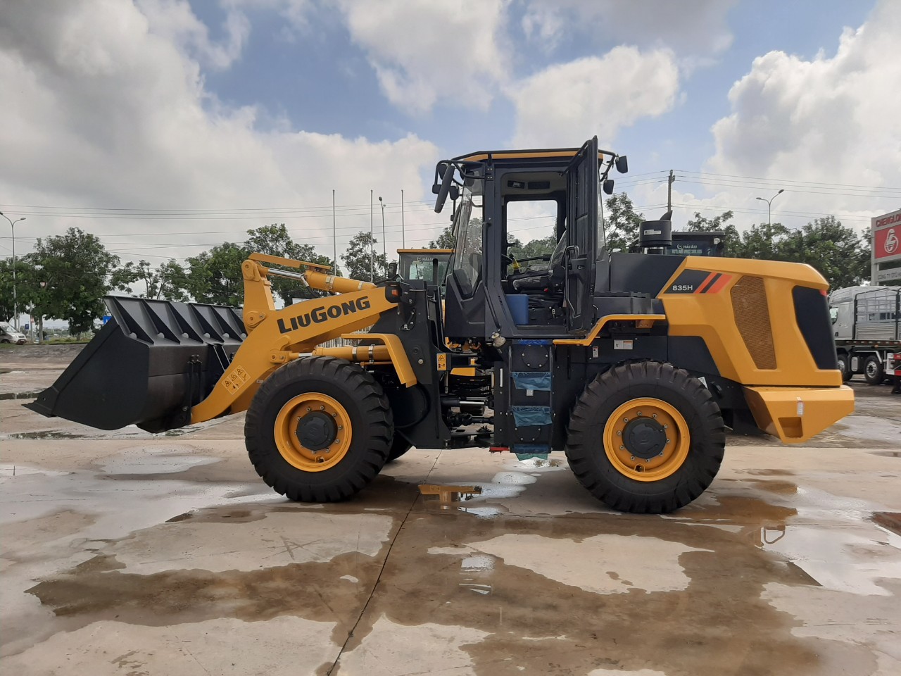 Xúc lật bánh lốp Liugong CLG835H – đa năng từ 3 tấn